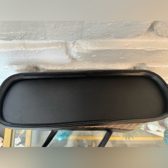 LeSac Black and Cream Woven Handbag with  Zip Closure. May be vintage. - Picture 2 of 7